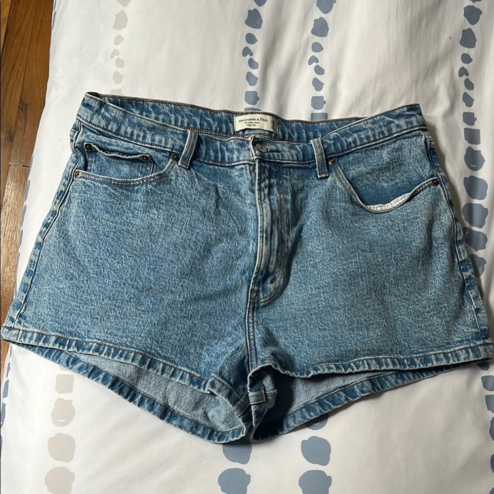 Abercrombie Curve Love High Rise Mom Short size 33/16